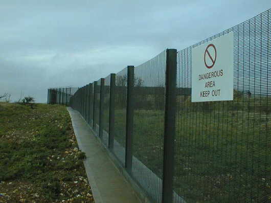 barrackfencevari.jpg (21407 bytes)